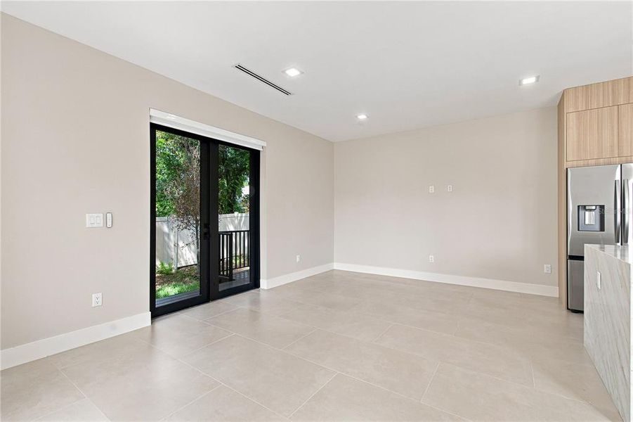 Spacious, unfurnished interior of a new home in , Tampa (Image 43).