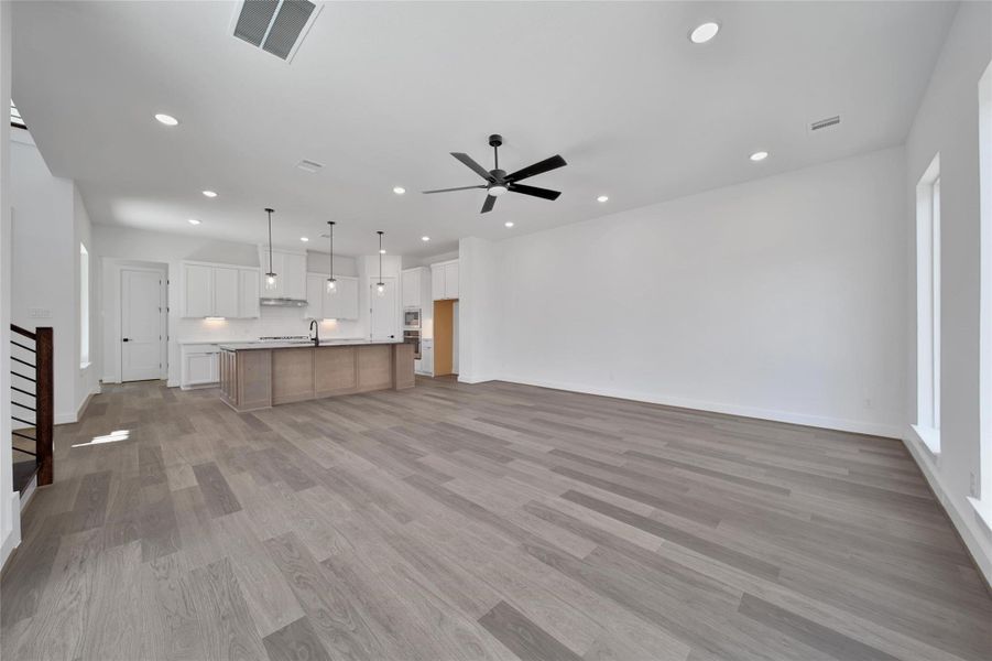 Spacious, unfurnished interior of a new home in Lago Pointe, Seabrook (Image 21). Spacious, unfurnished interior of a new home in Lago Pointe, Seabrook (Image 21).