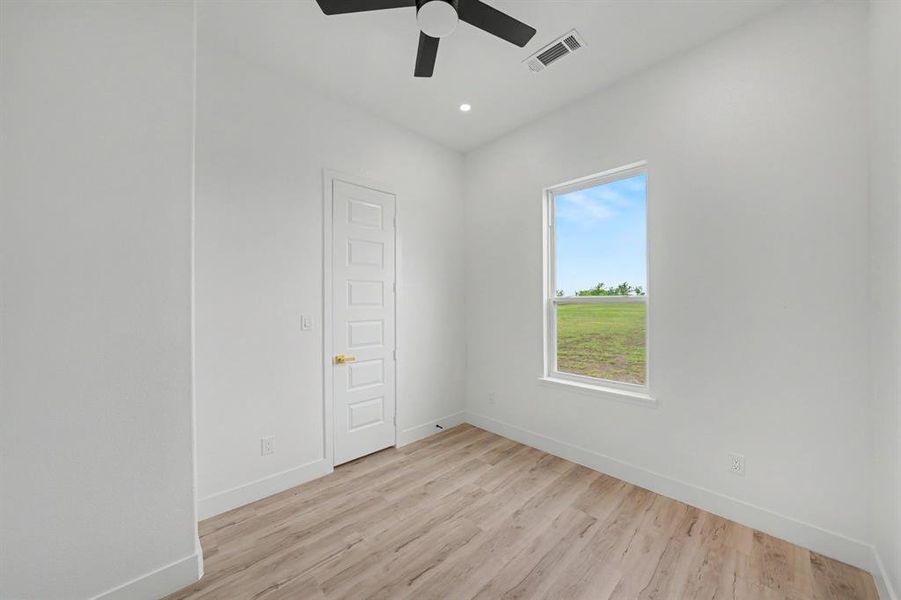 Spacious, unfurnished interior of a new home in , Celeste (Image 20).