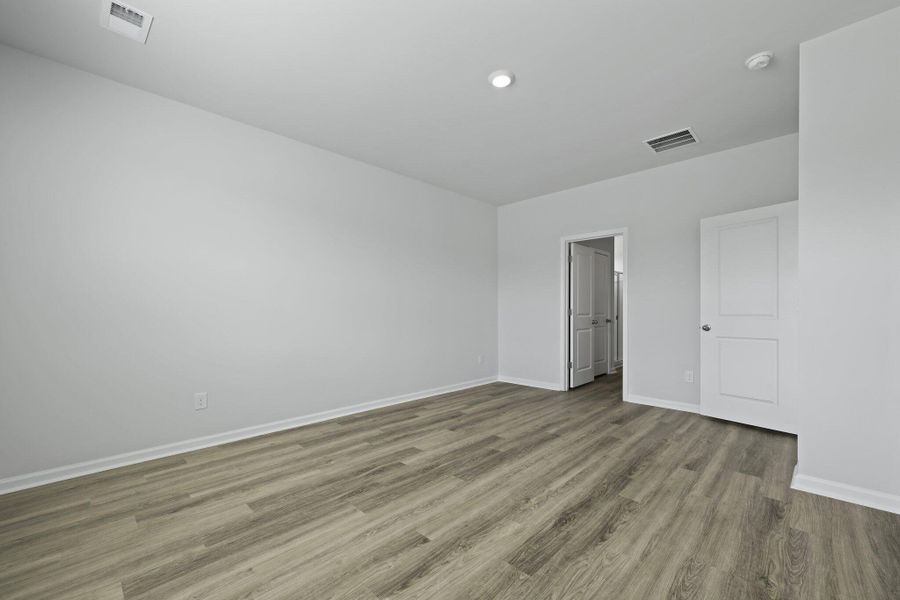 Spacious, unfurnished interior of a new home in Sheep Island, Summerville (Image 22).