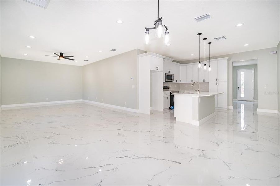Spacious, unfurnished interior of a new home in , Orlando (Image 22).