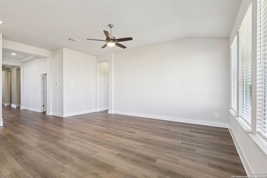 Spacious, unfurnished interior of a new home in Carmel Ranch, Schertz (Image 37).