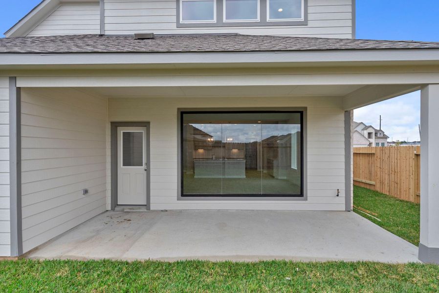 Exterior details and patio area of a home in Huntington Place, Rosharon (Image 4).