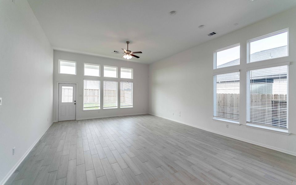 Spacious, unfurnished interior of a new home in Bay Creek, Baytown (Image 13).