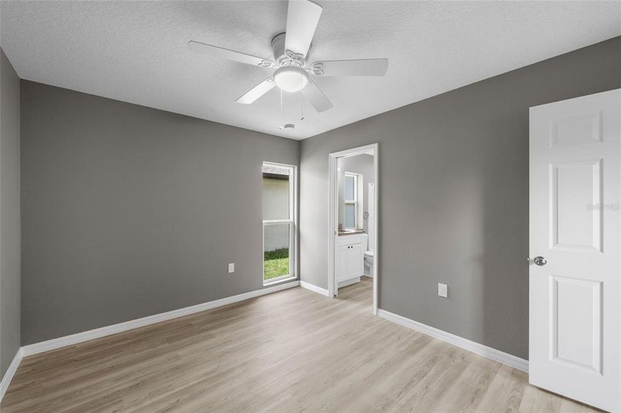 Spacious, unfurnished interior of a new home in , Sarasota (Image 25).