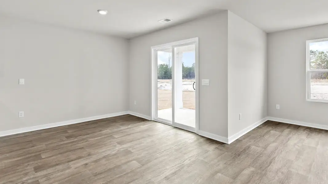 Spacious, unfurnished interior of a new home in Vineyard Trail, Jacksonville (Image 10).