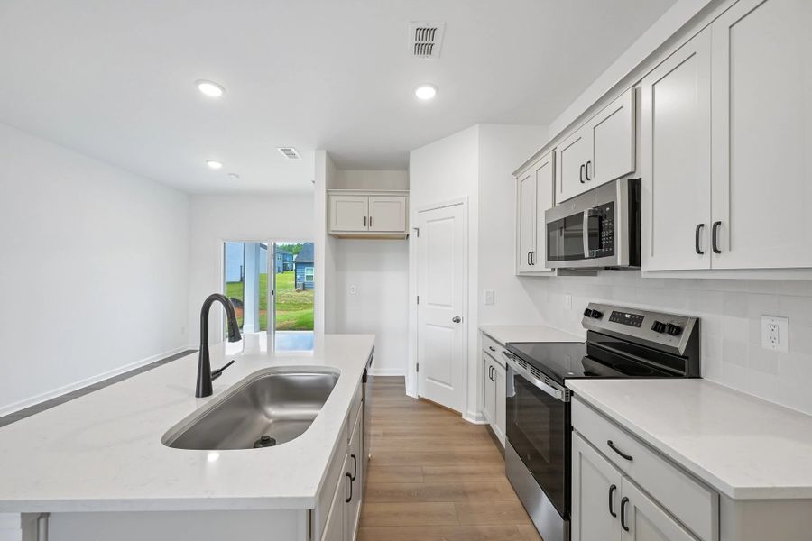 Representative images and renderings are for illustrative purposes. Actual structural options and design finishes of home may vary