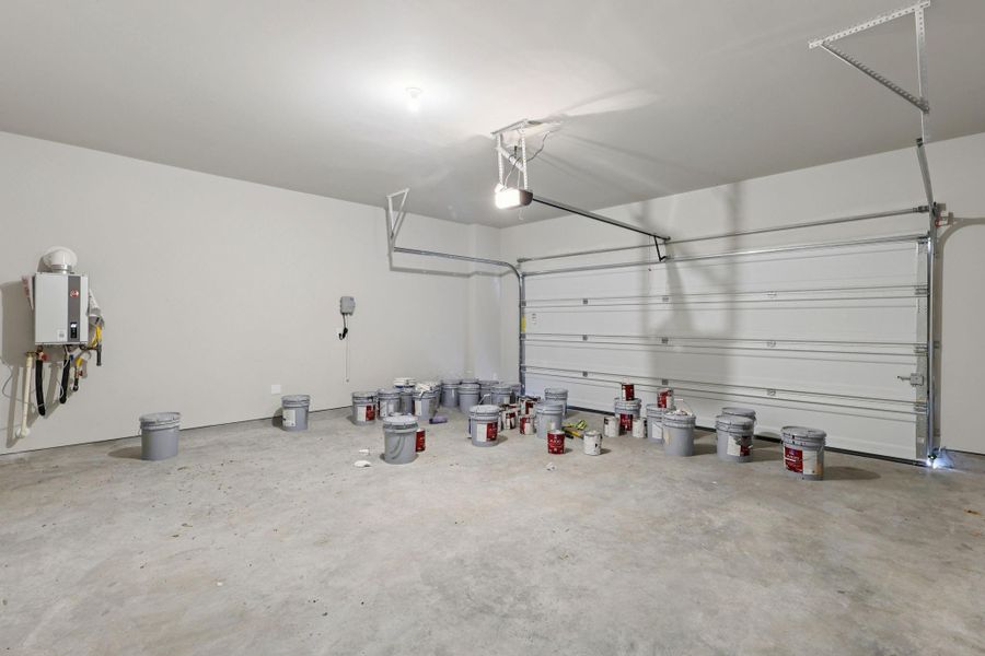 Spacious, unfurnished interior of a new home in Pinewood Trails - City Series, Atascocita (Image 29). Spacious, unfurnished interior of a new home in Pinewood Trails - City Series, Atascocita (Image 29).