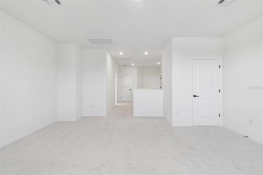 Spacious, unfurnished interior of a new home in Eastlyn, Bradenton (Image 11).