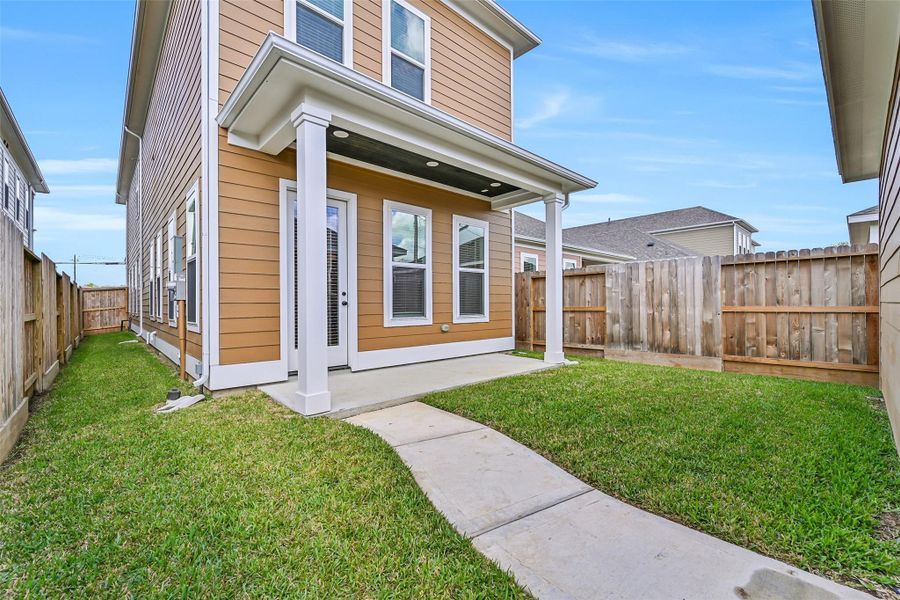Exterior details and patio area of a home in Pearland Old Townsite, Pearland (Image 27).