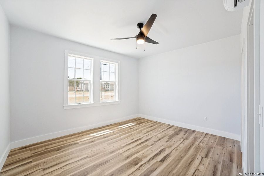 Spacious, unfurnished interior of a new home in , Bandera (Image 14).