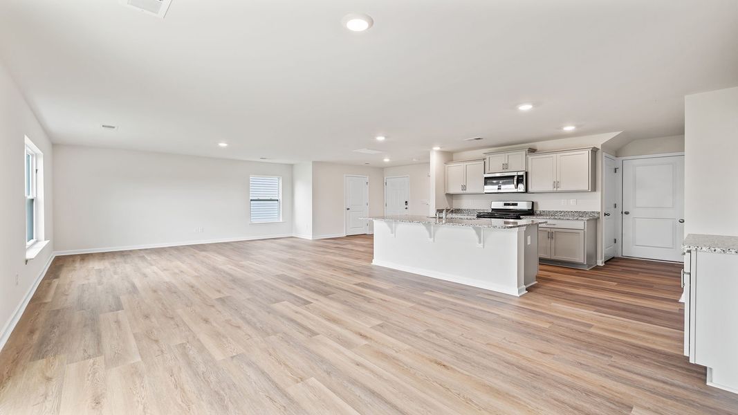 Spacious, unfurnished interior of a new home in Cloverdale Hills, Piedmont (Image 16).