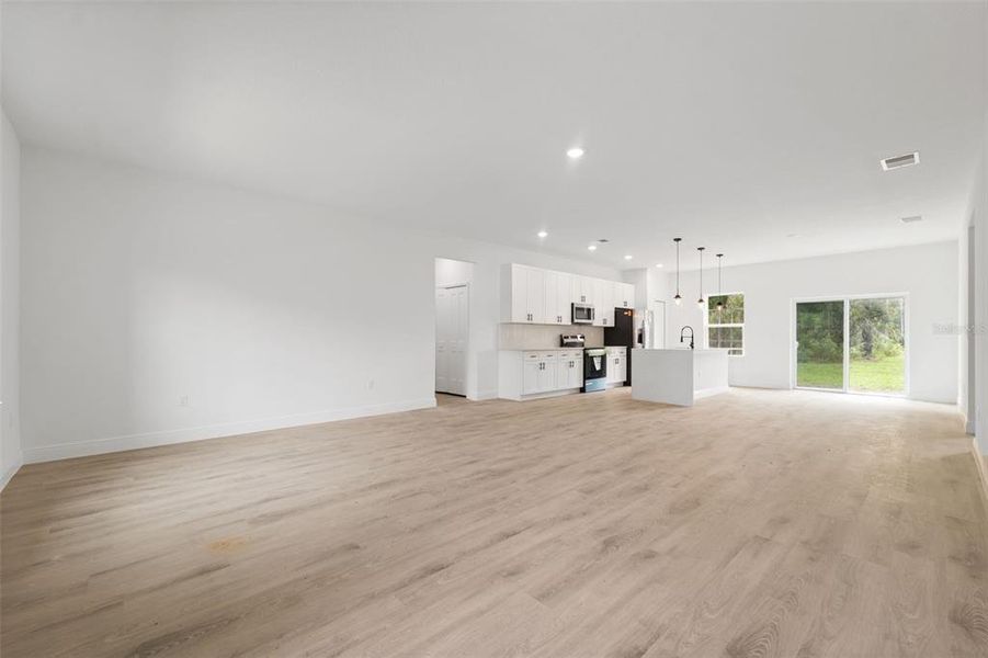 Spacious, unfurnished interior of a new home in , Ocala (Image 23).