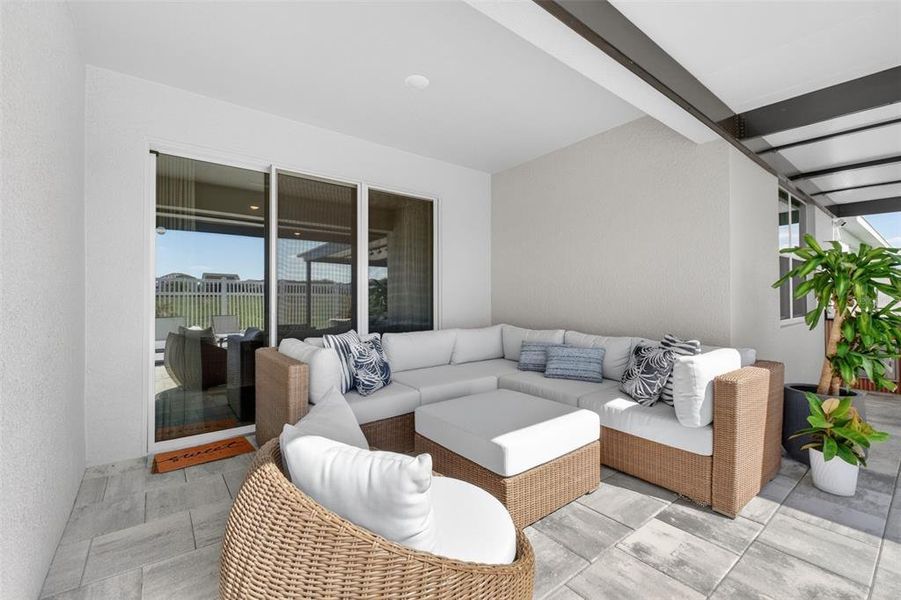 Exterior details and patio area of a home in , Winter Garden (Image 4).