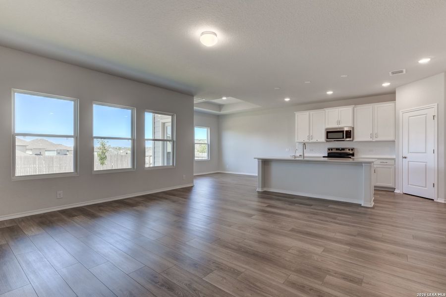 Spacious, unfurnished interior of a new home in Hennersby Hollow, San Antonio (Image 11).