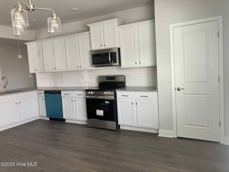 Furnished interior view inside a new home in Fairfield Harbour, New Bern (Image 7).