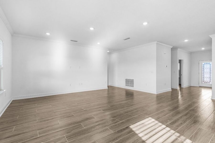 Spacious, unfurnished interior of a new home in Lake Merial, Panama City (Image 14).