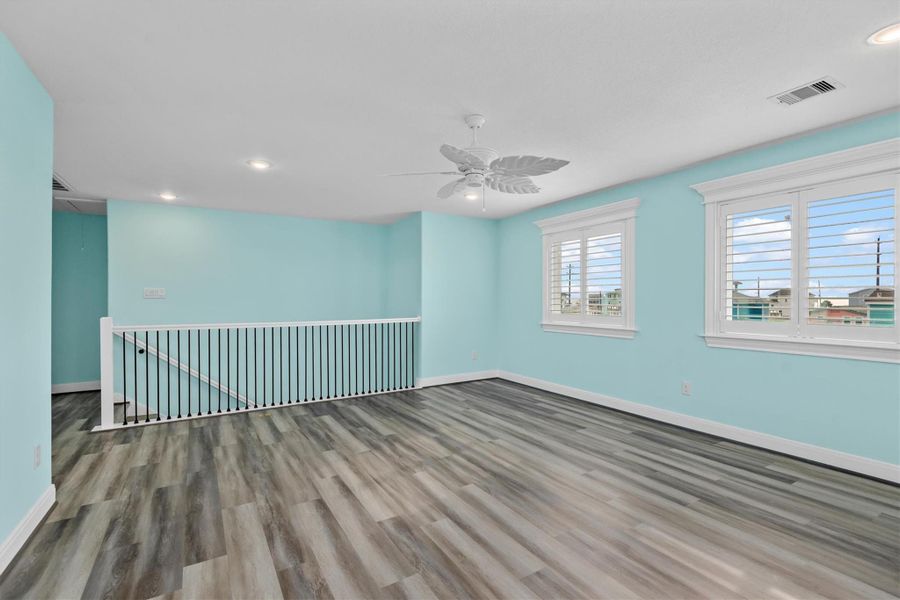 Spacious, unfurnished interior of a new home in , Galveston (Image 16).