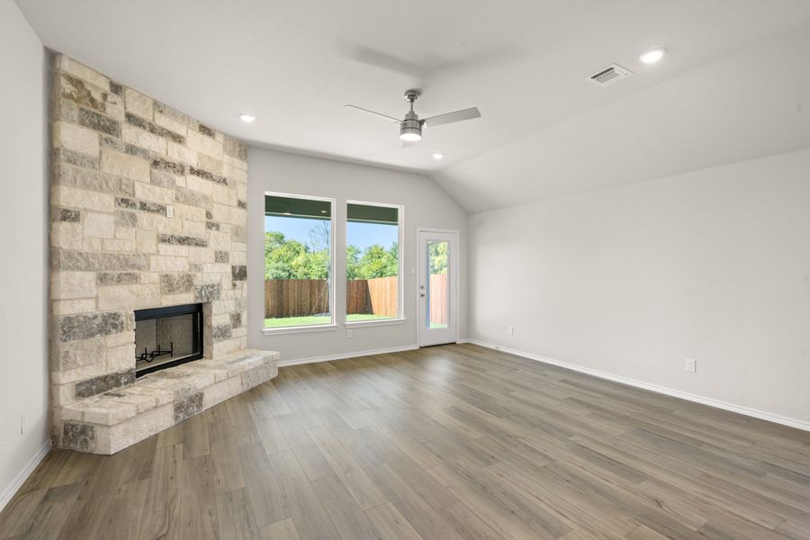 Spacious, unfurnished interior of a new home in Hunters Ridge, Crowley (Image 17).