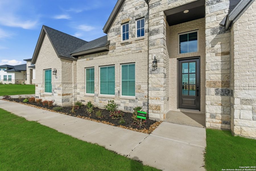 Exterior details and patio area of a home in Sienna Lakes, San Antonio (Image 29).