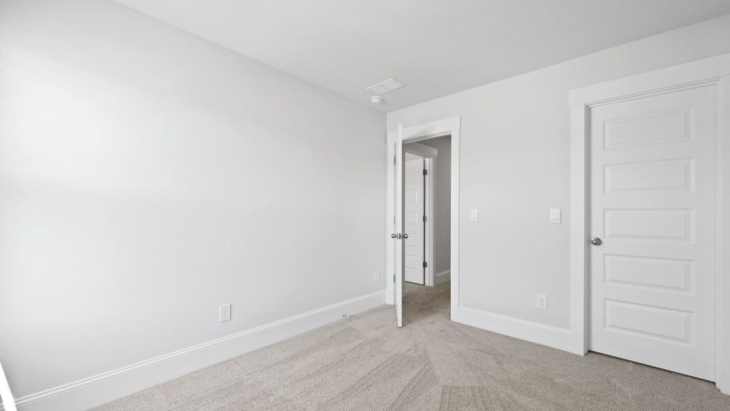 Spacious, unfurnished interior of a new home in Sheep Island, Summerville (Image 25).