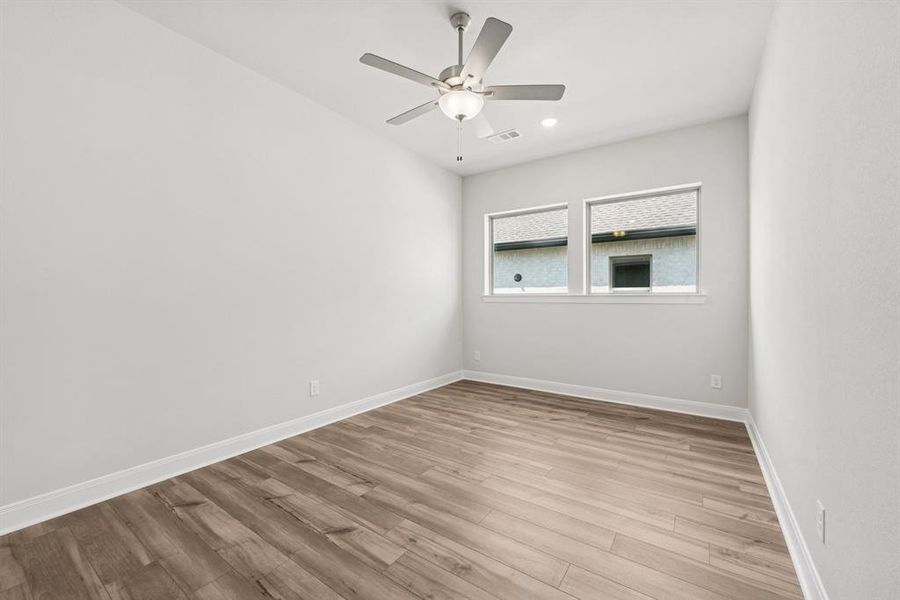 Spacious, unfurnished interior of a new home in Myrtle Creek, Waxahachie (Image 20).