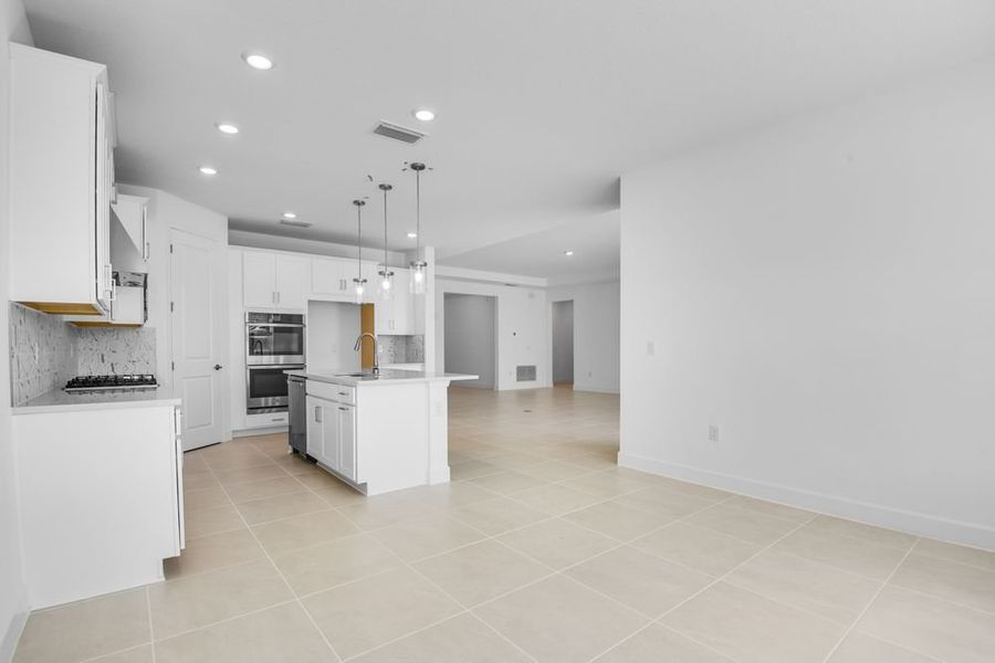 Spacious, unfurnished interior of a new home in Ardisia Park, New Smyrna Beach (Image 21).