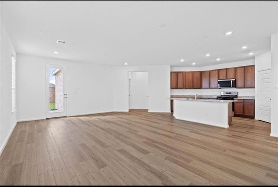 Spacious, unfurnished interior of a new home in Sunterra, Katy (Image 14).
