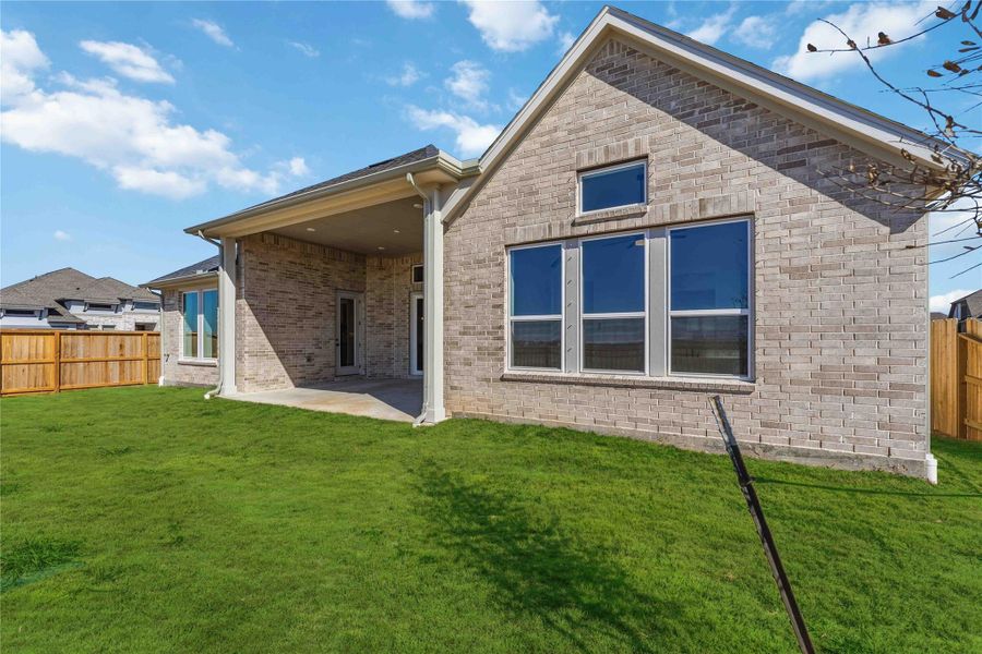 Exterior details and patio area of a home in Valencia, Manvel (Image 4).