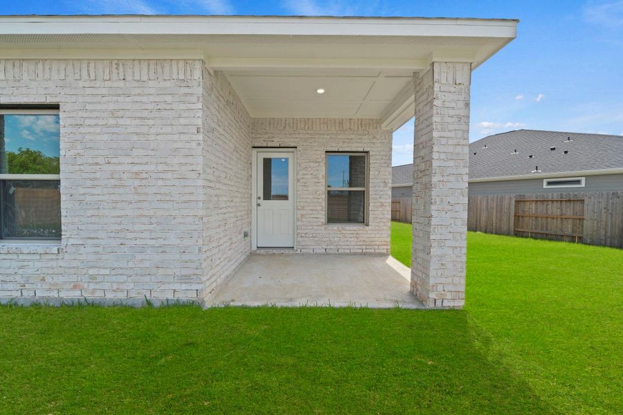 Exterior details and patio area of a home in Laurel Landing, Alvin (Image 4).
