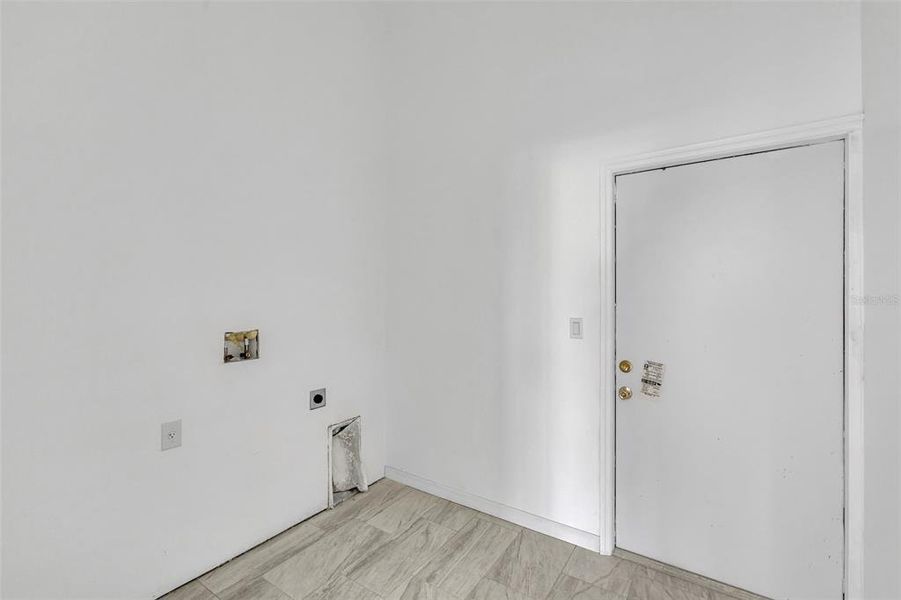 Spacious, unfurnished interior of a new home in , Port Charlotte (Image 21).