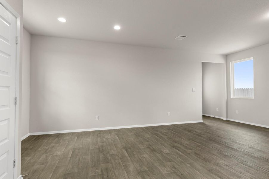 Spacious, unfurnished interior of a new home in Harvest Ridge, Elgin (Image 28).