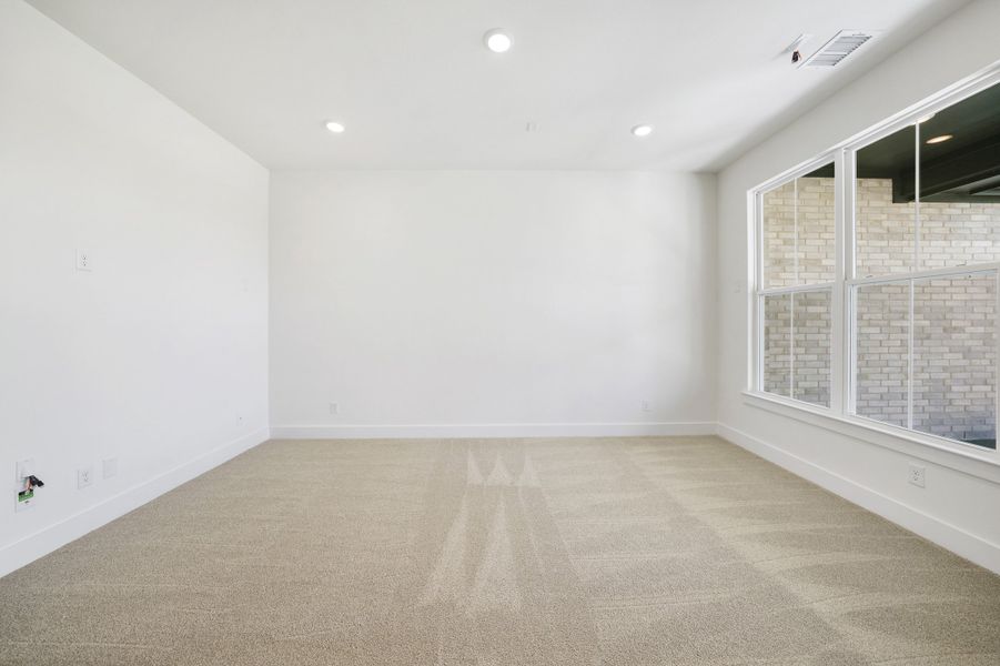 Spacious, unfurnished interior of a new home in Winding Creek, Rockwall (Image 21).