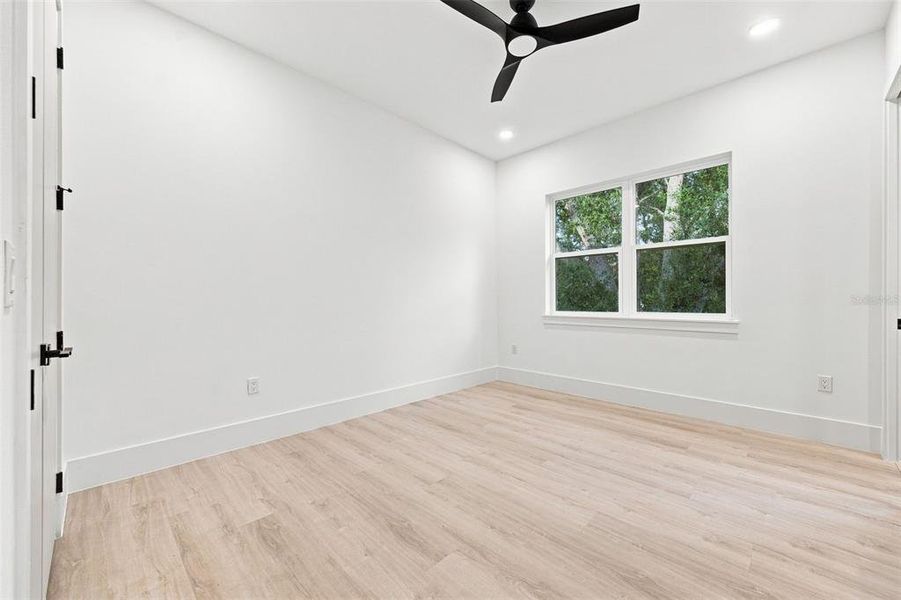 Spacious, unfurnished interior of a new home in , Sarasota (Image 34).