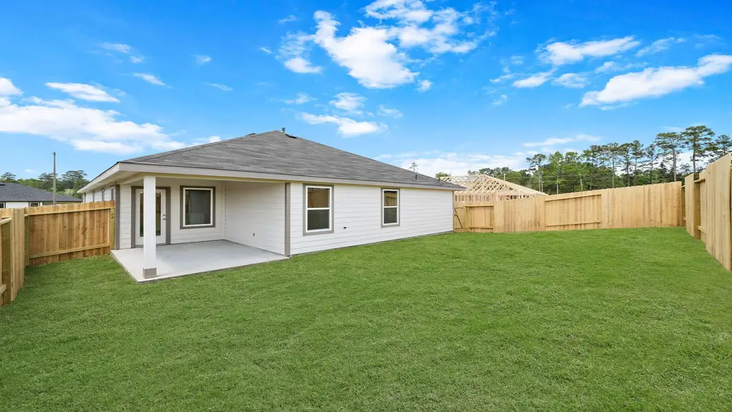 Exterior details and patio area of a home in Chapel Lakes, Montgomery (Image 4).