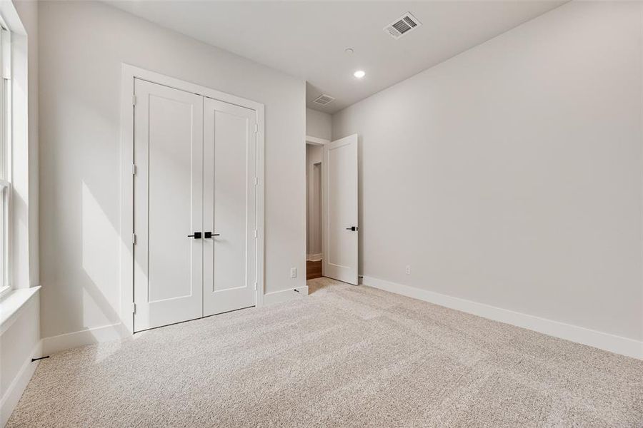 Spacious, unfurnished interior of a new home in Collin Creek, Plano (Image 8).