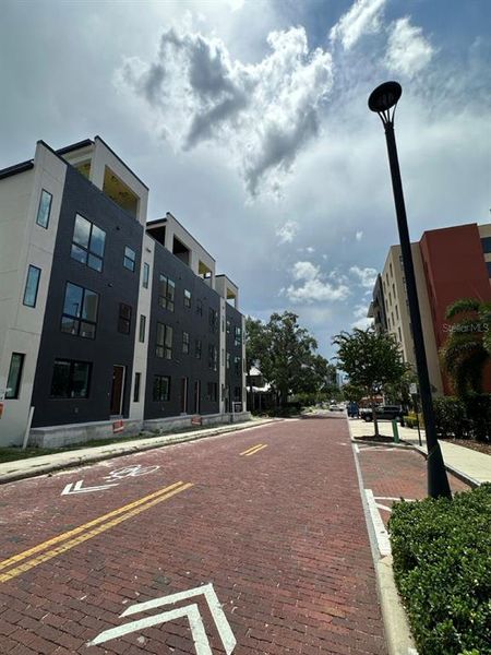 Condo located in Tampa, FL showcasing its design and architecture (Image 4).