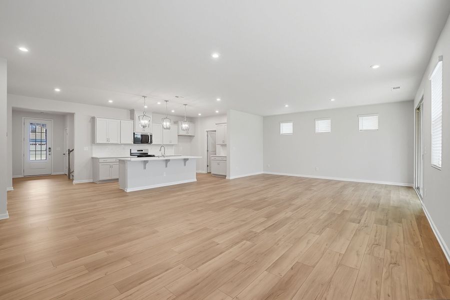 Spacious, unfurnished interior of a new home in Waxhaw Landing, Monroe (Image 10).