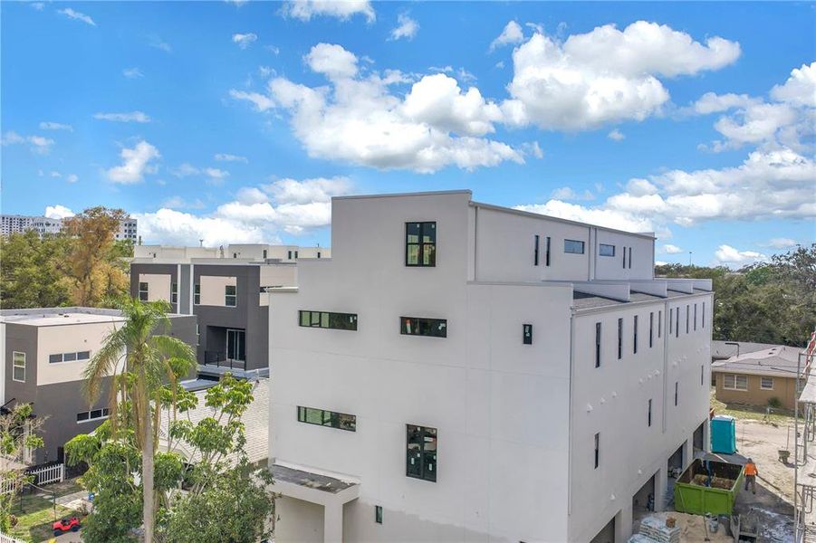 Condo located in St. Petersburg, FL showcasing its design and architecture (Image 25).