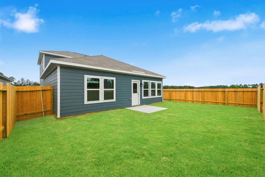 Exterior details and patio area of a home in Crockett Meadows, Conroe (Image 4).