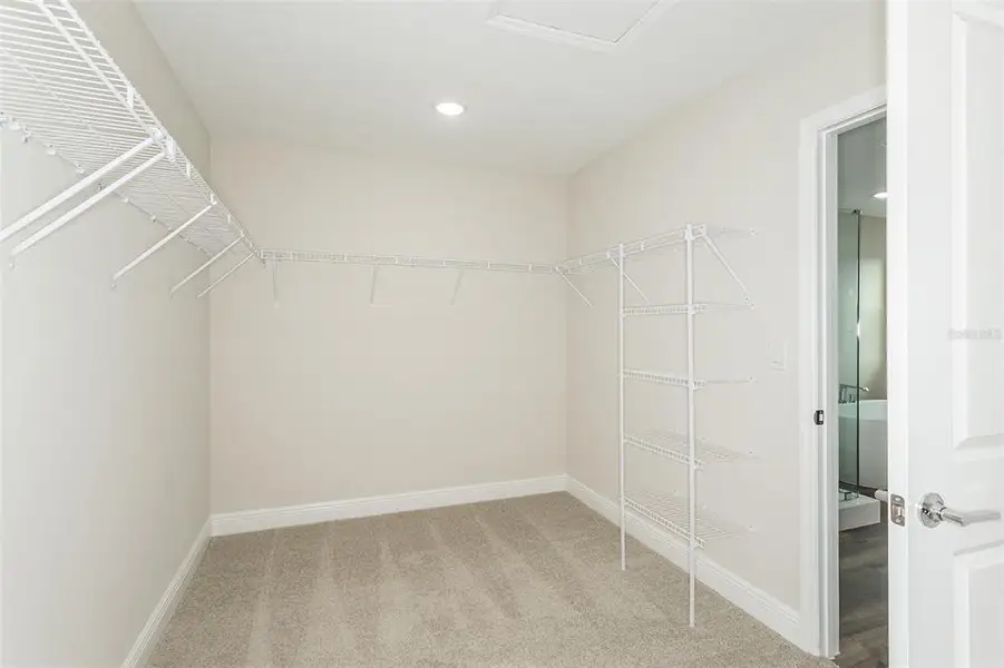 Spacious, unfurnished interior of a new home in Pasadena Woods, Dade City (Image 11).