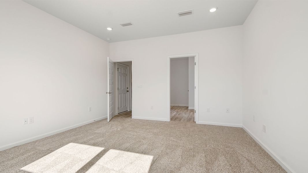 Spacious, unfurnished interior of a new home in Owl's Head East, Freeport (Image 20).