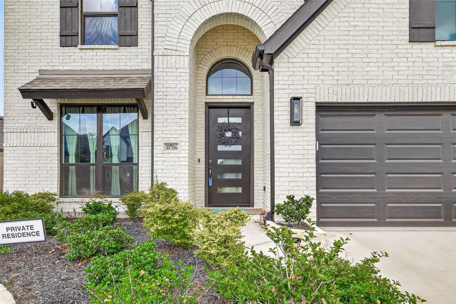 Exterior details and patio area of a home in Candela, Richmond (Image 4).