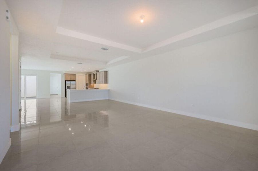 Spacious, unfurnished interior of a new home in Aqua, Bradenton (Image 11).