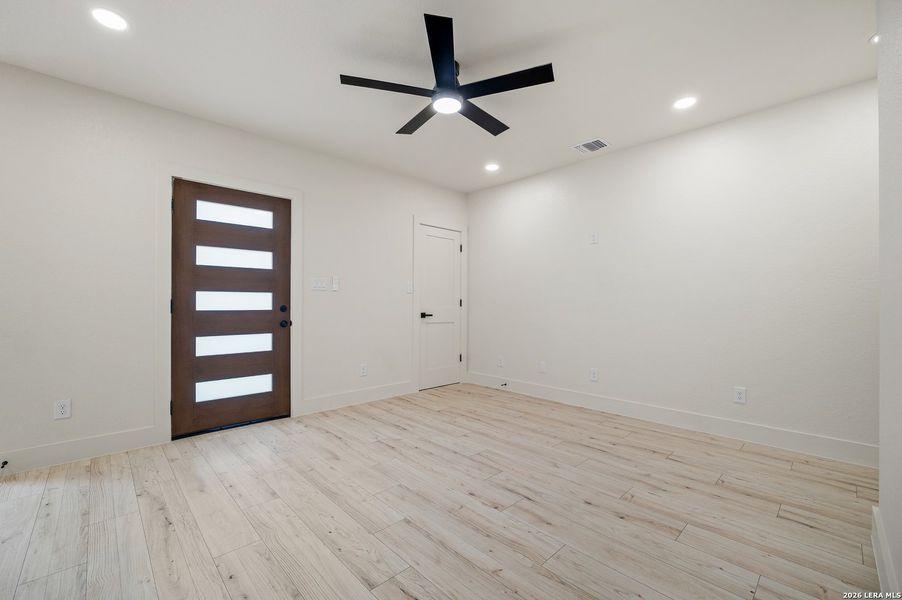 Spacious, unfurnished interior of a new home in , San Antonio (Image 33).