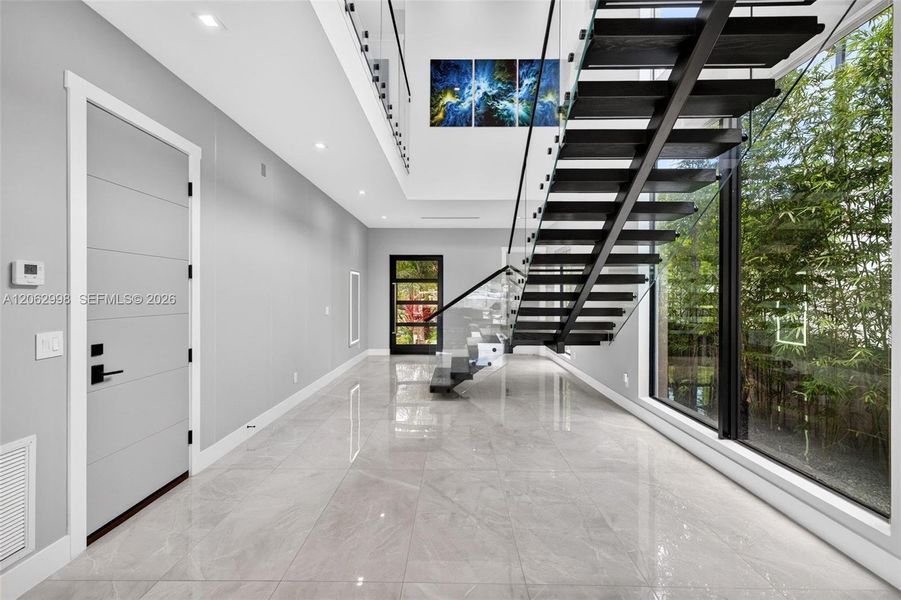 Spacious, unfurnished interior of a new home in , Fort Lauderdale (Image 23).