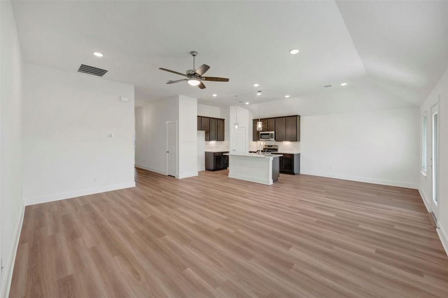 Spacious, unfurnished interior of a new home in Lago Mar, Santa Fe (Image 25). Spacious, unfurnished interior of a new home in Lago Mar, Santa Fe (Image 25).