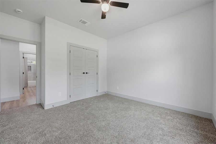 Spacious, unfurnished interior of a new home in , Sherman (Image 16).
