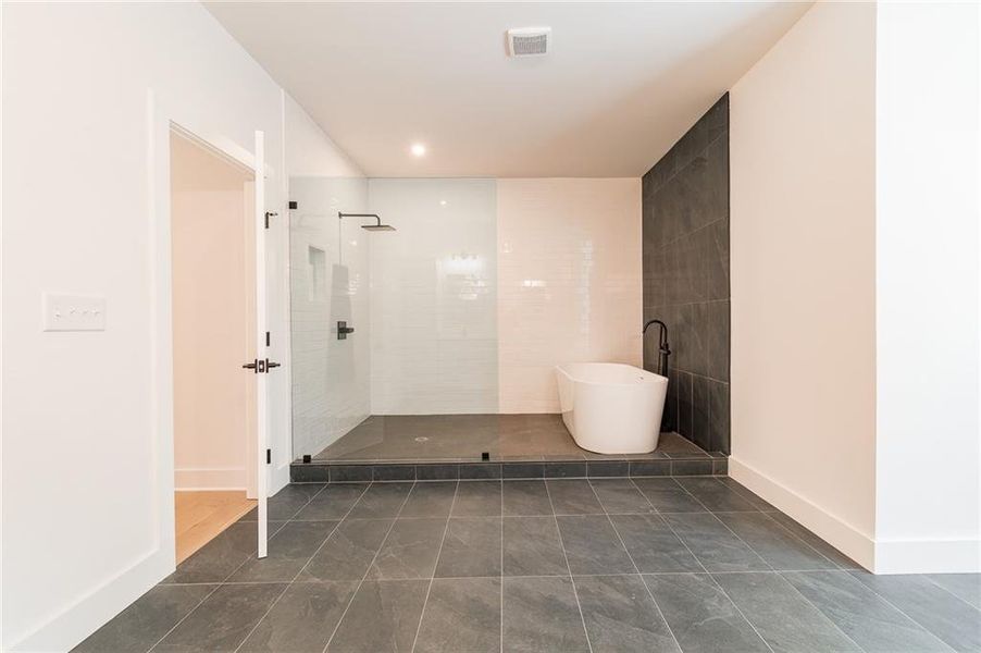 Spacious, unfurnished interior of a new home in , Gainesville (Image 30).