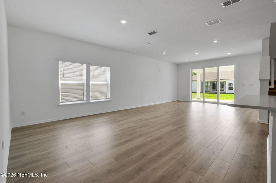 Spacious, unfurnished interior of a new home in Jennings Farm, Middleburg (Image 35).